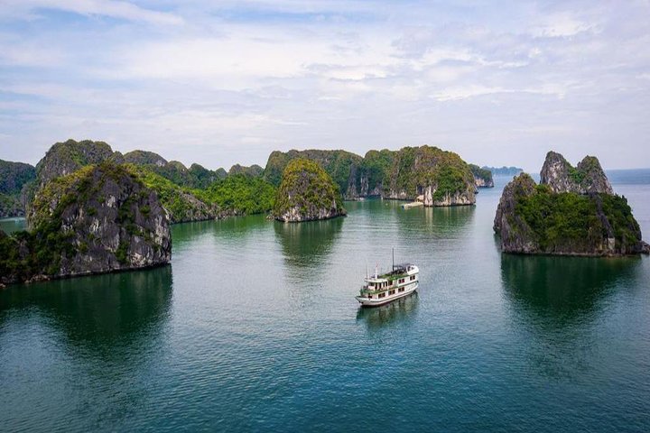 Lan Ha Bay 2 Days 1 Night Tour with 4Star Cruise – Kayaking and Cooking Class