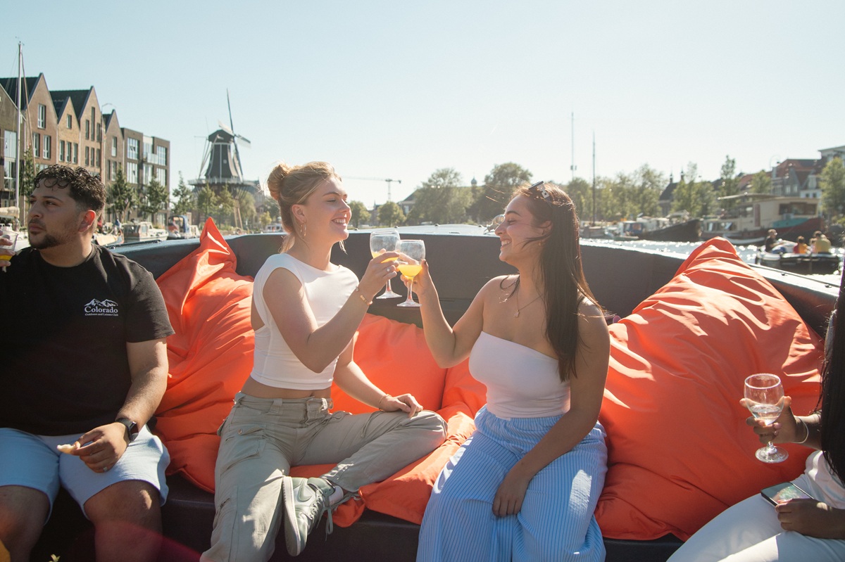 Private Haarlem Canal Tour with Unlimited Drinks and Bites