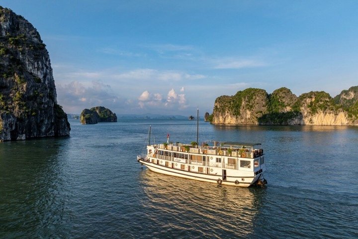 3-Day Explore the Hidden Beauty of Bai Tu Long on Renea Cruises
