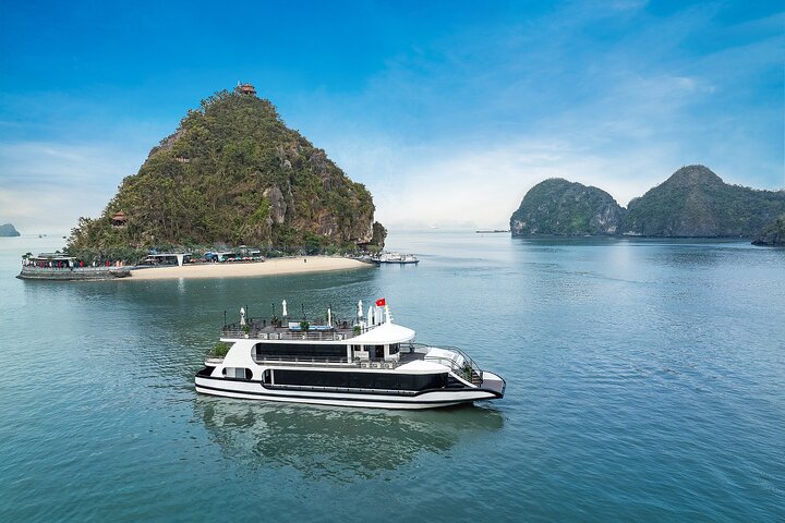 Hanoi: Newest 5-Star Halong Bay Cruise–Jacuzzi & Local Lunch