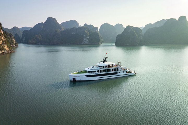 07 Hours Explore Halong Bay and Lan Ha Bay on HERA DAY CRUISE 07 Hours Explore Halong Bay and Lan Ha Bay on HERA DAY CRUISE
