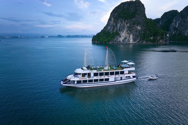 HALONG BEST SELLER -5 Star Day Cruise: Buffet Lunch and Jacuzzi