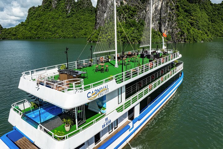 Hanoi: Halong Bay VIP Cruise with Cave Discovery,Kayaking & Lunch