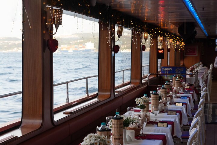 Istanbul Bosphorus Dinner Cruise with Turkish Night Show
