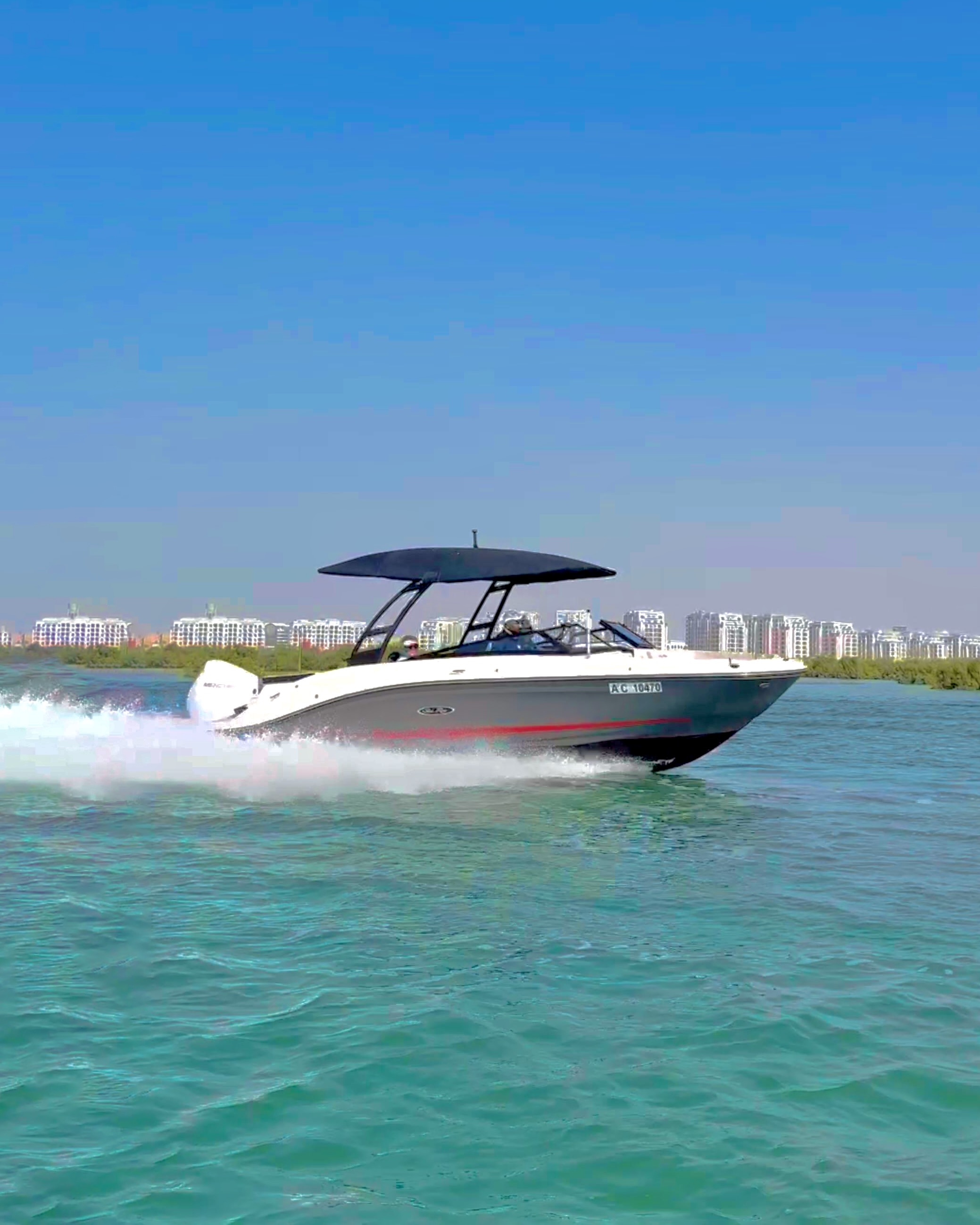 Abu Dhabi: Private Sea Ray Boat Tour with Captain (Up to 6 Guests)