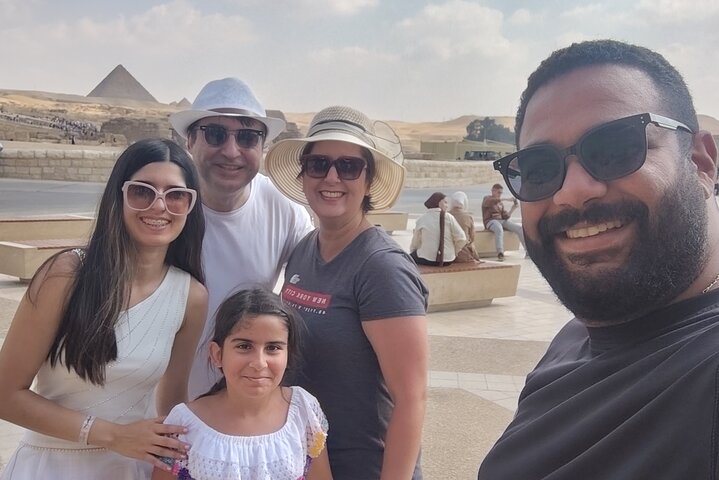 Hurghada Day Trip to Pyramids of Giza and Egyptian Museum